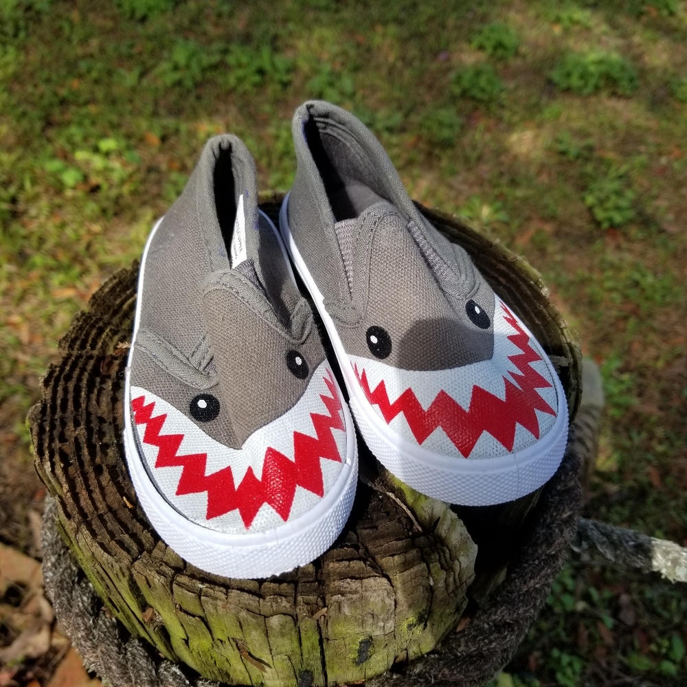 Baby shark shoes, Swiggles, sz 5 in very good condition.